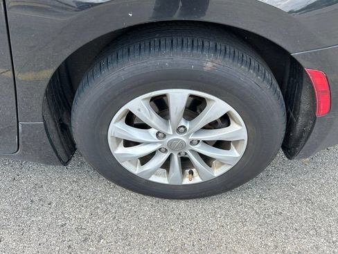 Used 2018 Chrysler Pacifica Touring-L Plus FWD image 14