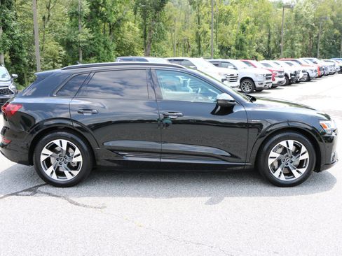 Used 2022 Audi e-tron Premium w/ Convenience Plus Package AWD/4WD image 9