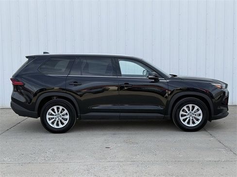 Used 2025 Toyota Grand Highlander AWD image 3