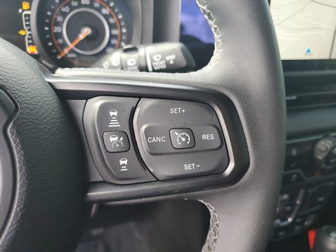 Used 2025 Jeep Wrangler Unlimited Rubicon AWD/4WD image 17