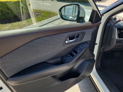 Used 2021 Nissan Rogue SV image 22