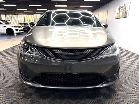Used 2018 Chrysler Pacifica Touring Plus w/ S Appearance Package FWD image 4