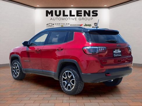 Used 2025 Jeep Compass Trailhawk AWD/4WD image 6