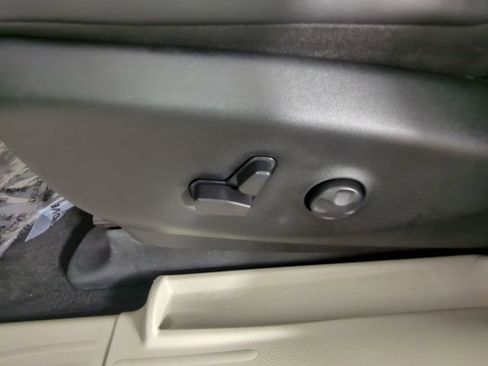Used 2024 Chrysler Pacifica Touring-L FWD image 31
