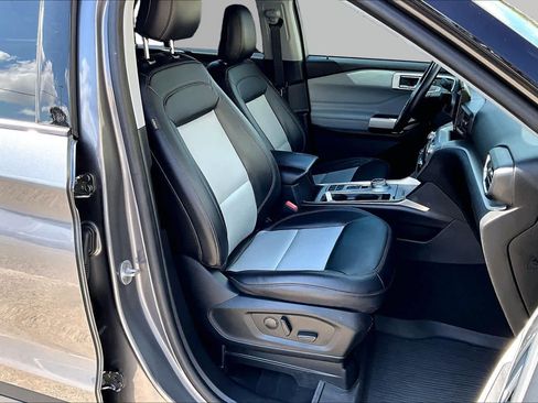 Used 2022 Ford Explorer XLT w/ Equipment Group 202A RWD image 12