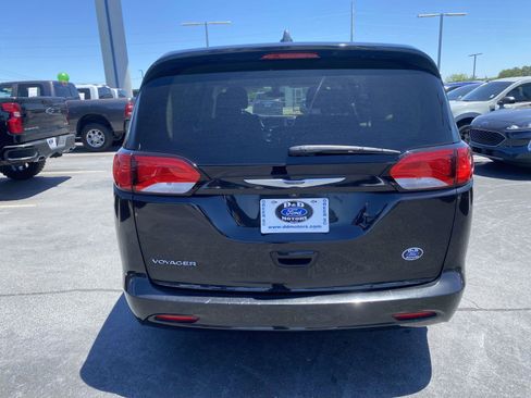 Used 2022 Chrysler Voyager LX FWD image 6