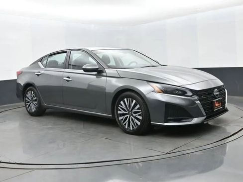 Used 2023 Nissan Altima 2.5 SV FWD image 3