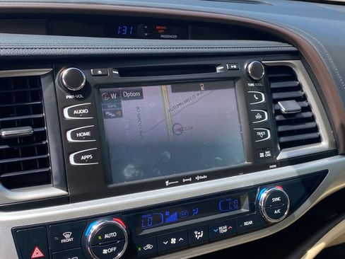 Used 2019 Toyota Highlander SE image 7