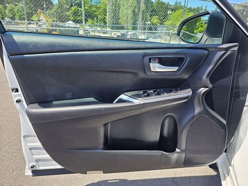 Used 2015 Toyota Camry SE w/ Moonroof Package FWD image 21
