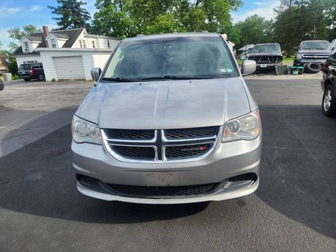 Used 2016 Dodge Grand Caravan SXT w/ Rear Park Assist Package FWD image 2