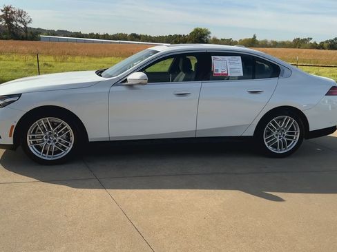 Used 2024 BMW 530i w/ Convenience Package image 8