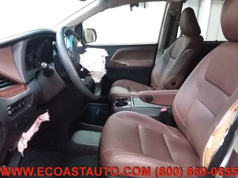 Used 2017 Toyota Sienna Limited image 10