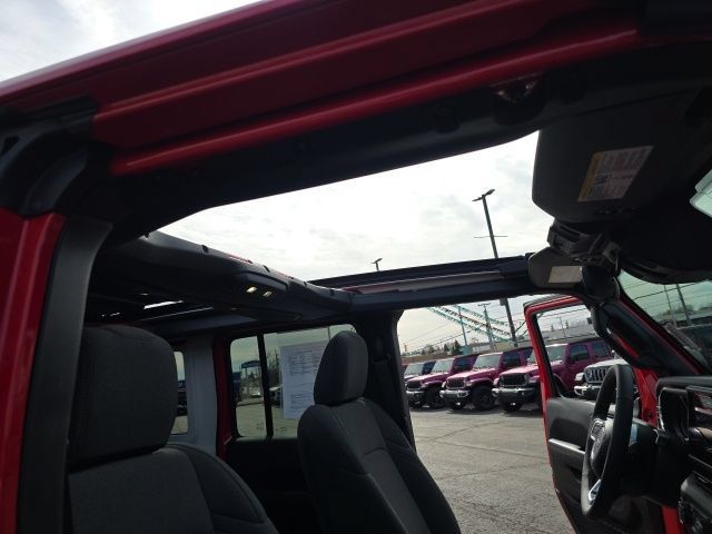 Used 2025 Jeep Wrangler Unlimited Sahara w/ Safety Group AWD/4WD image 43
