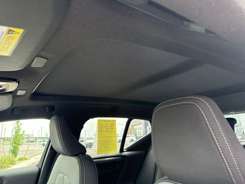 Used 2025 Volvo XC40 B5 Core image 31