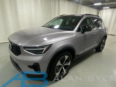 Used 2026 Volvo XC40 B5 Plus AWD/4WD image 1