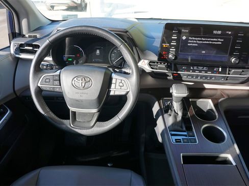 Used 2021 Toyota Sienna XLE image 6