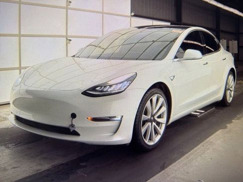 Used 2019 Tesla Model 3 Standard Range image 2