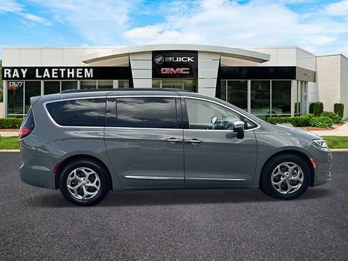 Used 2023 Chrysler Pacifica Limited FWD image 6