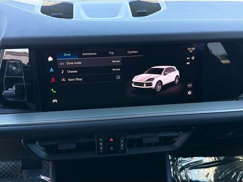 Used 2025 Porsche Cayenne image 48