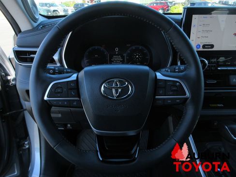 Used 2024 Toyota Highlander Platinum image 15