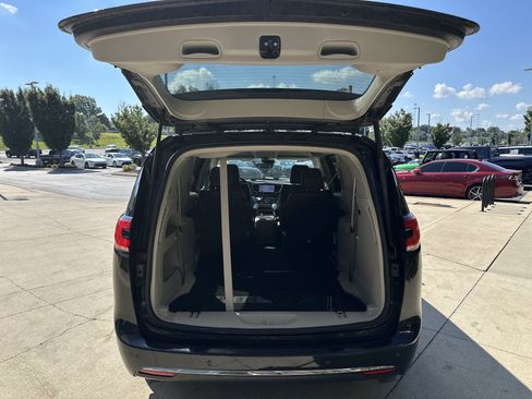 Used 2023 Chrysler Pacifica Touring-L FWD image 29