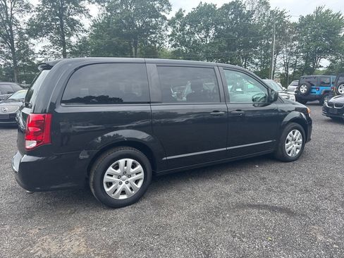 Used 2019 Dodge Grand Caravan SE image 4