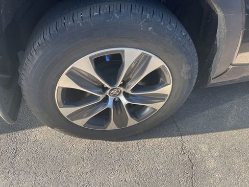 Used 2023 Toyota Highlander XLE image 3