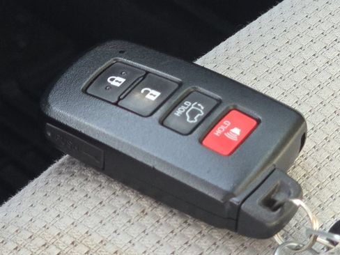 Used 2018 Toyota RAV4 XLE FWD image 32