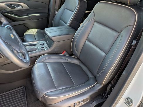 Used 2023 Chevrolet Traverse Premier FWD image 32