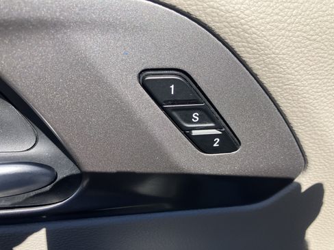 Used 2023 Chrysler Pacifica Touring-L FWD image 18