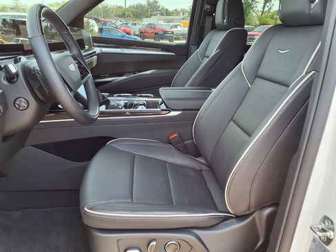 Used 2025 Cadillac Escalade ESV Premium Luxury RWD image 30