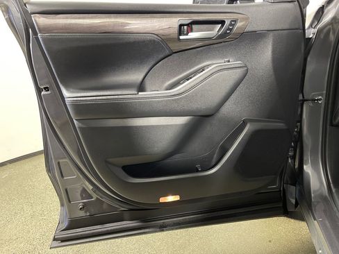 Used 2023 Toyota Highlander Platinum FWD image 17