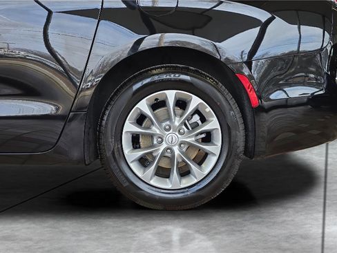 Used 2026 Chrysler Pacifica Limited image 31