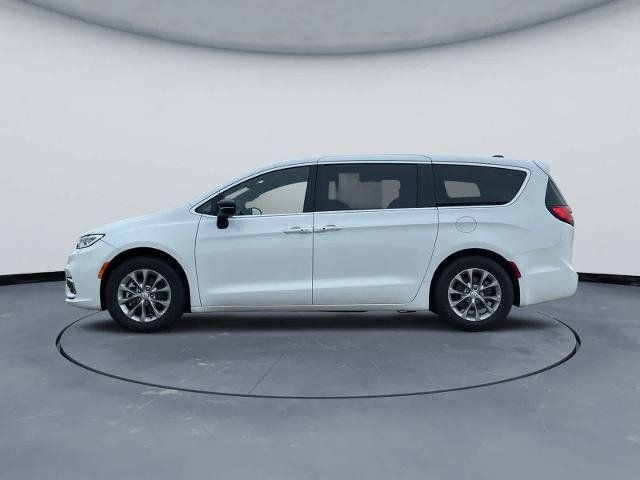 Used 2026 Chrysler Pacifica Limited FWD image 11