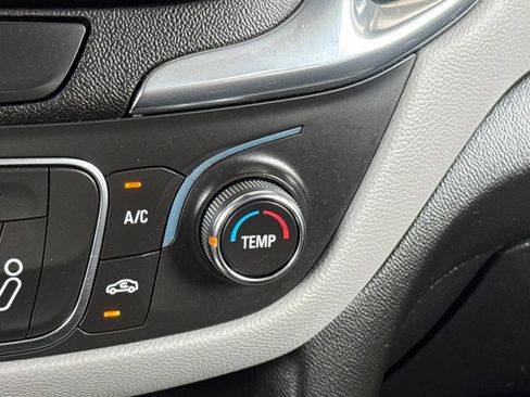 Used 2020 Chevrolet Equinox LS AWD/4WD image 29