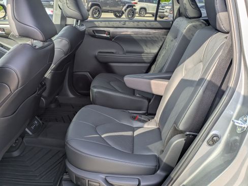 Certified 2026 Toyota Highlander Platinum AWD/4WD image 14