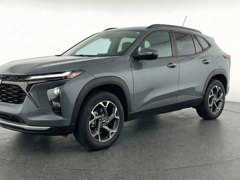 Used 2025 Chevrolet Trax LT w/ LT Convenience Package image 3