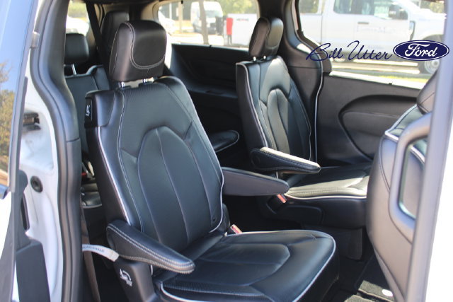 Used 2025 Chrysler Pacifica Limited FWD image 13