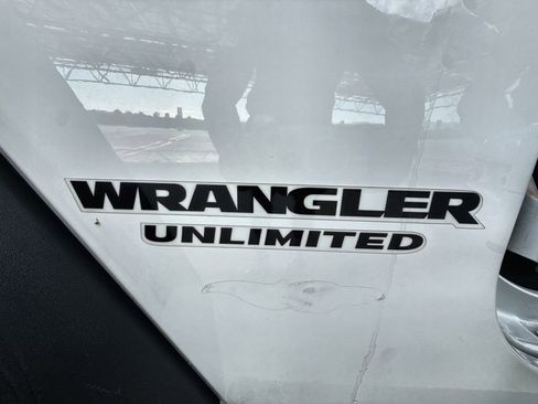 Used 2016 Jeep Wrangler Unlimited Rubicon w/ Connectivity Group image 21