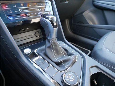 Certified 2025 Volkswagen Taos SE image 32