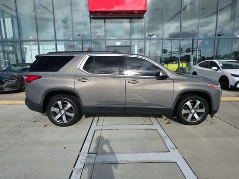 Used 2019 Chevrolet Traverse LT w/ LT Premium Package FWD image 3