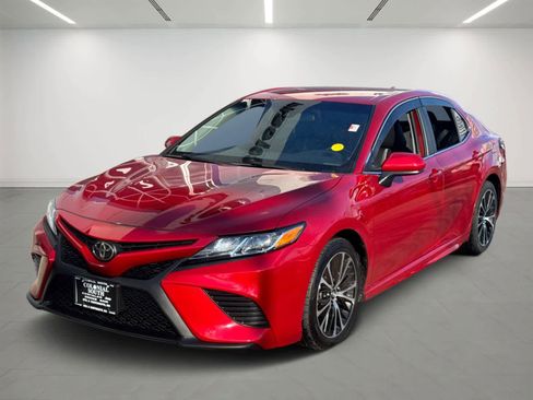 Used 2020 Toyota Camry SE image 1