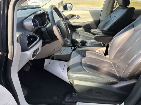 Used 2024 Chrysler Pacifica Limited image 10