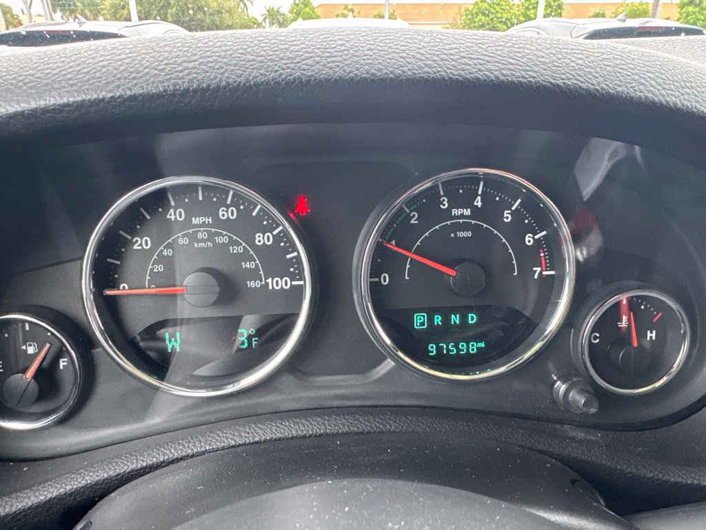 Used 2017 Jeep Wrangler Unlimited Sahara w/ Connectivity Group AWD/4WD image 2