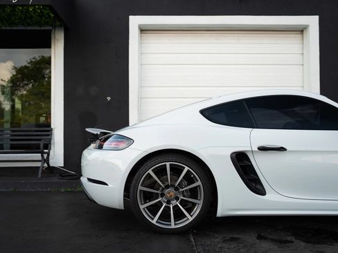Used 2019 Porsche 718 Cayman w/ Sport Chrono Package RWD image 8