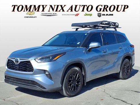 Used 2022 Toyota Highlander XLE image 1