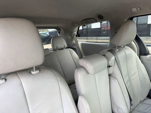 Used 2012 Toyota Sienna XLE image 25