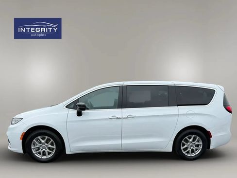 Used 2025 Chrysler Pacifica Select FWD image 2