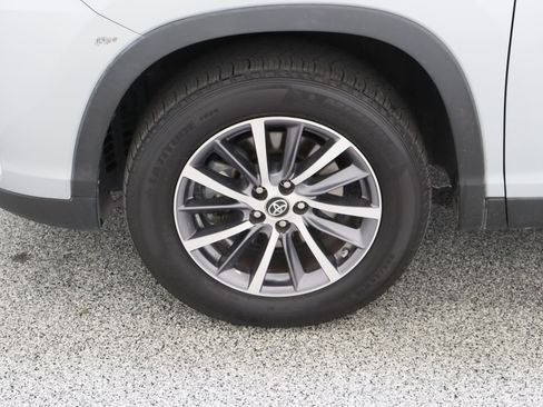 Used 2019 Toyota Highlander XLE FWD image 11