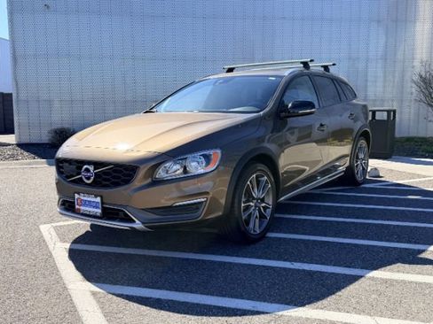 Used 2015 Volvo V60 T5 Cross Country image 48